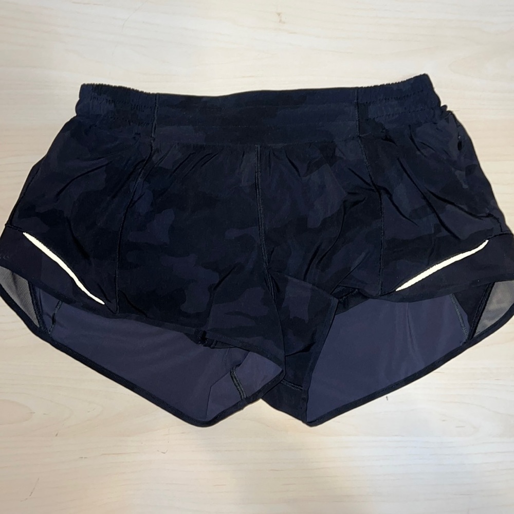 Lululemon Hotty Hot Short 2.5’ BLACK CAMO SIZE 10